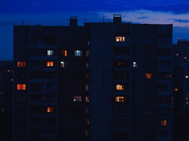 Nocny budynek mieszkalny na przedmieściach Moskwy w tle