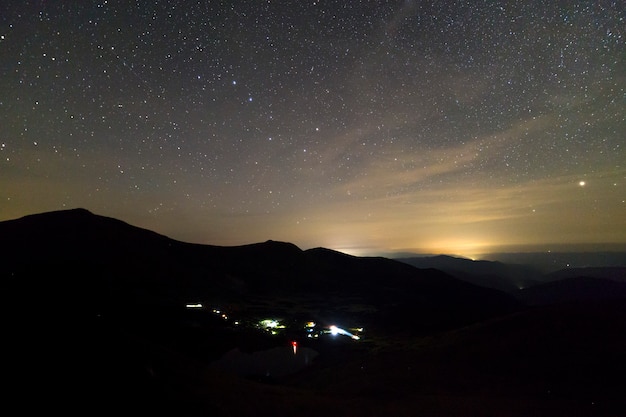 Nocny Krajobraz Gór Z Gwiazdami Pokryte Niebo.