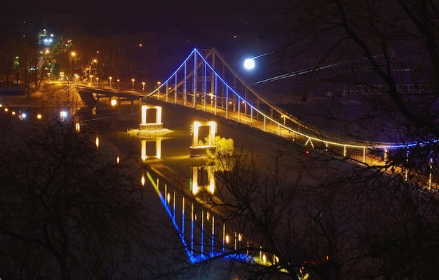 Nocny krajobraz miasto Kijów Ukraina Europa Kładka dla pieszych przez rzekę Dniepr