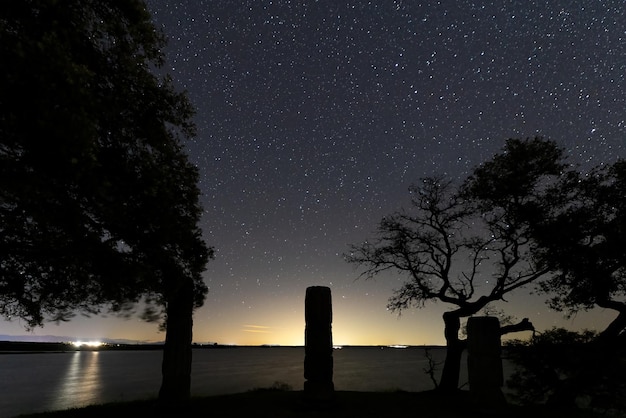 Nocny krajobraz z rzymskich kolumn Augustobriga. Estremadura. Hiszpania.