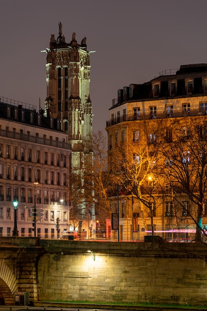 Nocny Paryż, nocne światła miasta, architektura gotycka, pejzaż miejski