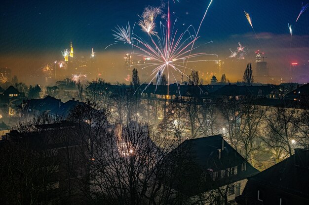 Zdjęcie nocny pokaz fajerwerków nad miastem