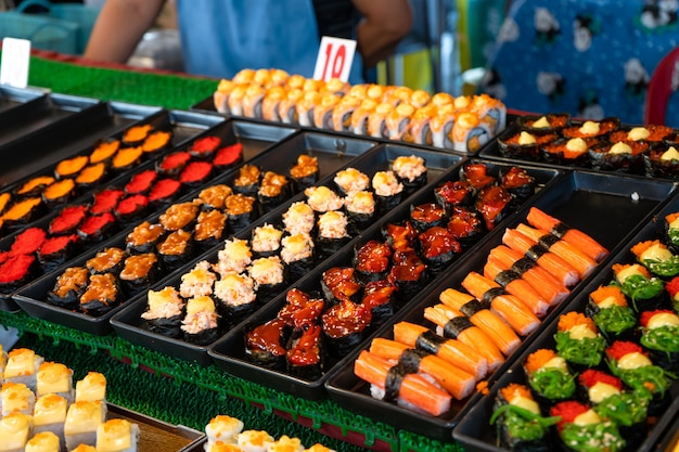 Nocny targ spożywczy w Azji. Zewnętrzne lady do sushi.
