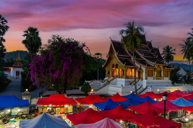 Nocny targ z pamiątkami w Luang Prabang w Laosie