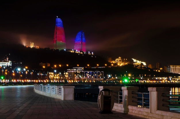 Nocny widok Baku z wieżowcami telewizyjnymi i wybrzeżem Morza Kaspijskiego