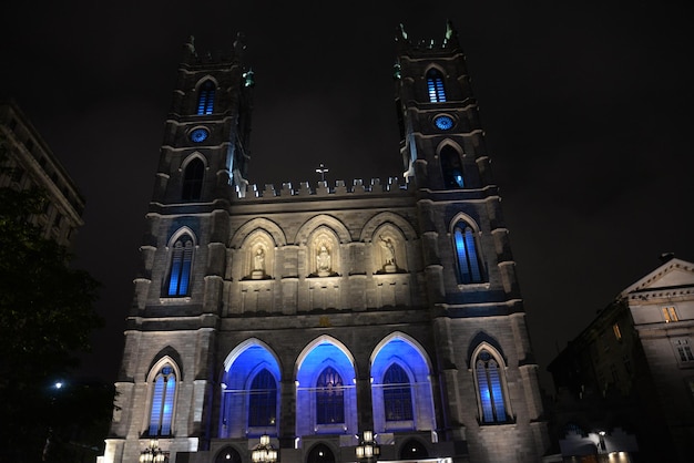 Nocny widok bazyliki Notre Dame w Montrealu w prowincji Quebec w Kanadzie