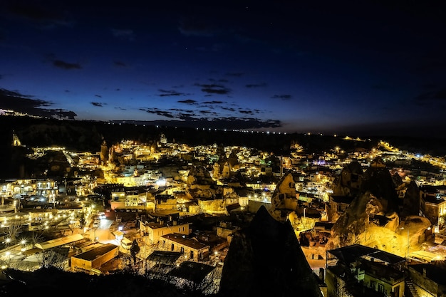 Nocny widok miasta Göreme w Kapadocji