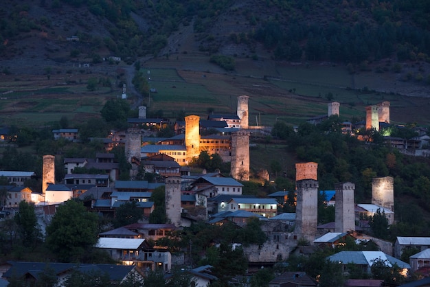 Nocny widok miasta Mestia z średniowiecznych wież Gruzja