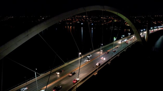 Zdjęcie nocny widok mostu juscelino kubitschek w centrum brasilii w brazylii