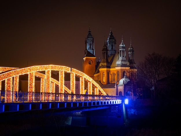 Nocny widok na katedrę i most w Poznaniu