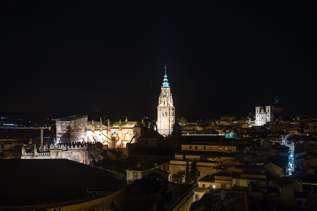 Nocny widok na katedrę Santa Iglesia Primada w średniowiecznym mieście Toledo w Castilla La Mancha, Hiszpania