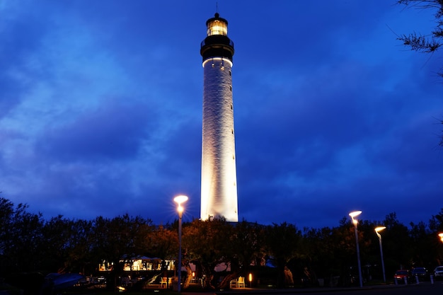 Nocny widok na latarnię AngetBiarritz we Francji