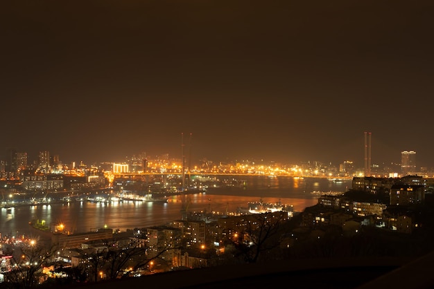 Nocny widok na miasto z mostem nocnego nieba i zatoką z selektywnym naciskiem Koncepcja życia miasta podróży