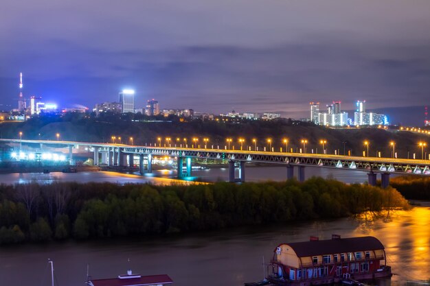 Nocny Widok Na Most Metra Nad Rzeką