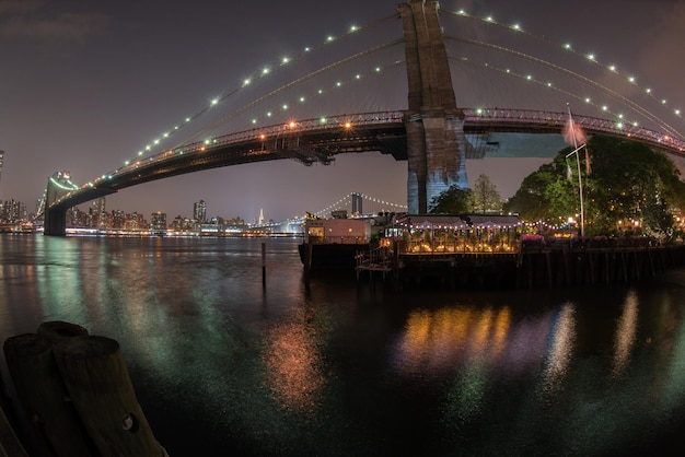 Nocny widok na most na Manhattanie w Nowym Jorku z Brooklynu