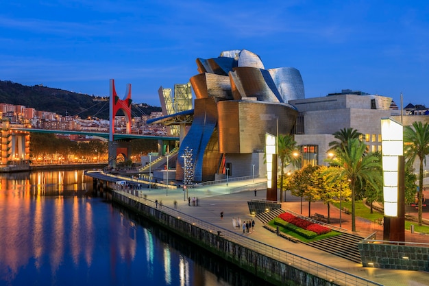 Nocny widok na Muzeum Guggenheima w Bilbao w Hiszpanii