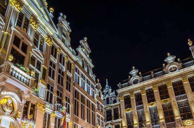 Nocny widok na piękny Wielki Plac na centralnym placu Brukseli, Belgia, wpisany na Listę Światowego Dziedzictwa UNESCO od 1998 roku