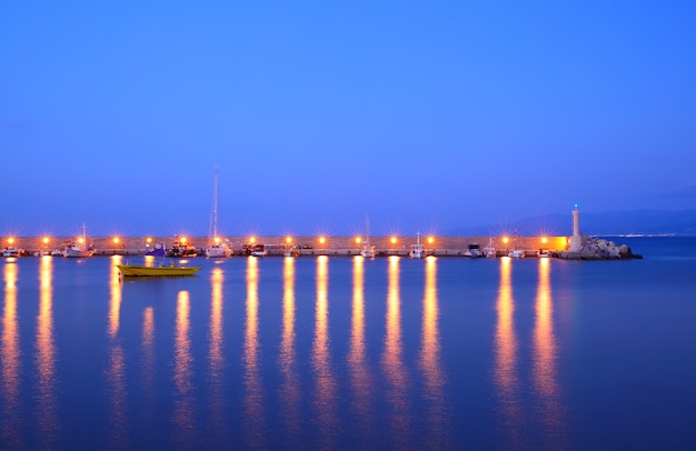 Nocny widok na port Chersonissos, Kreta, Grecja