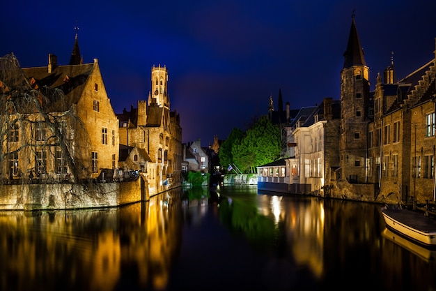 Nocny widok na słynne miasto Brugii, Belgia, nighthot z kanałów Brugge, domy na kanale Belfry