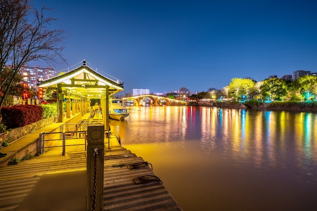 Nocny widok na starożytny kanał Hangzhou Gongchen Bridge