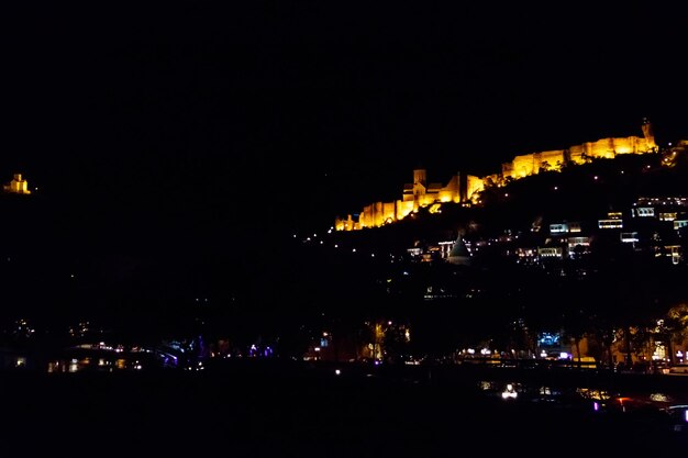 Nocny widok na twierdzę Narikala w Tbilisi Gruzja