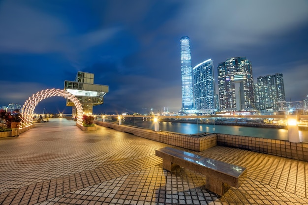 Nocny widok oświetlenia Hongkongu z tarasu widokowego China Ferry Terminal Hongkong