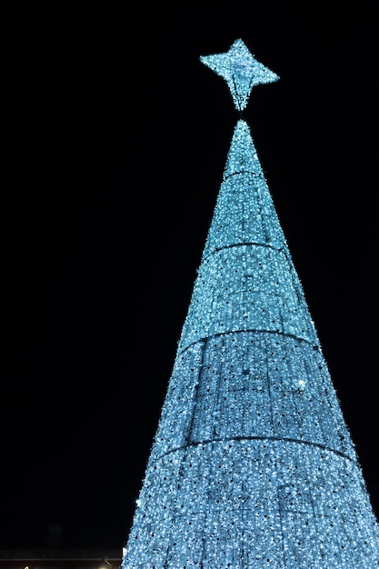 Nocny widok oświetlonej choinki z Plaza Mayor w Madrycie, Hiszpania