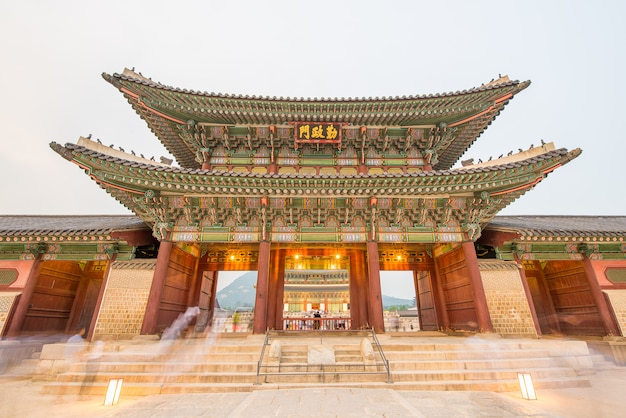 Nocny widok pałacu Gyeongbokgung