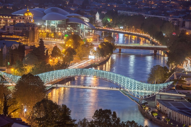 Nocny widok panoramiczny Tbilisi