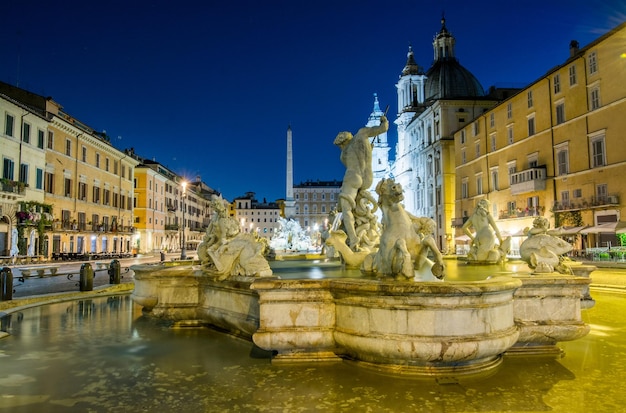 Zdjęcie nocny widok piazza navona rzym włochy