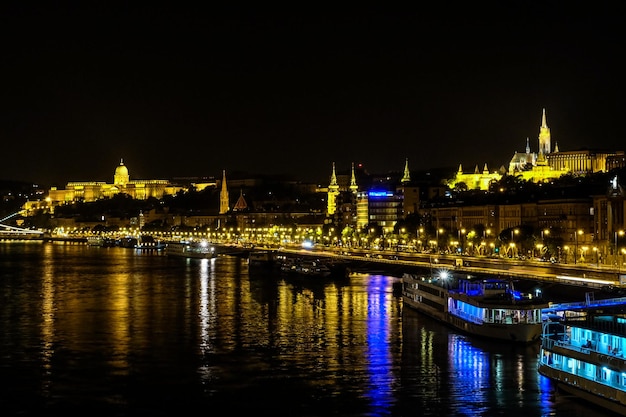 Nocny widok z Dunaju na Kościół Mateusza i Zamek Buda w Budapeszcie