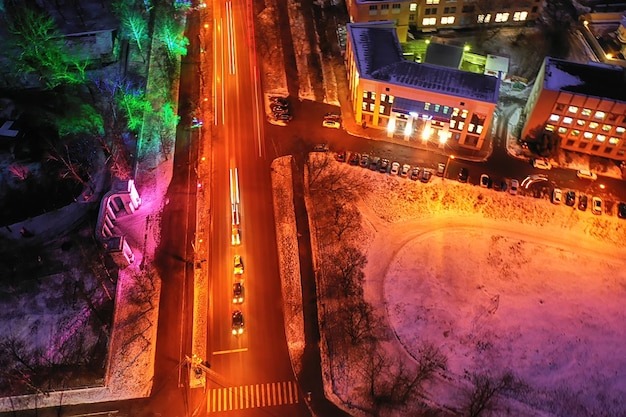nocny widok z góry na miasto zima, architektoniczne oświetlenie elewacji dachu