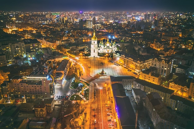 Nocny widok z lotu ptaka Kijów