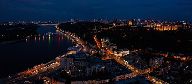 Nocny widok z lotu ptaka na centrum Kijowa nocą