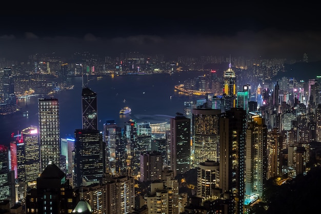 Nocny widok z lotu ptaka ze szczytu Victoria do zatoki Kowloon i drapaczy chmur na wyspie Hong Kong Republika Chińska