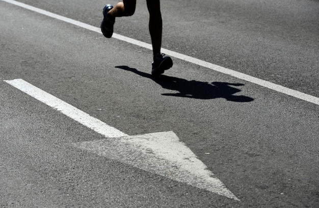 Zdjęcie nogi biegacza na maratonie