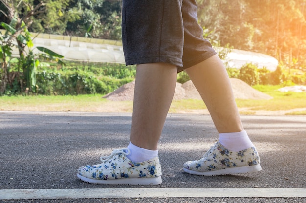 Nogi I Stopy, Kobieta Spacerująca Po Naturze Relaksuje Się Podczas Wycieczki