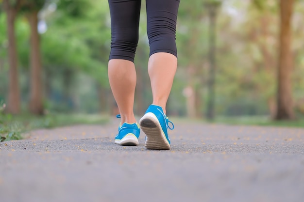 nogi kobiety fitness spaceru w parku, bieganie i ćwiczenia