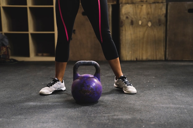 Zdjęcie nogi kobiety i kettlebell