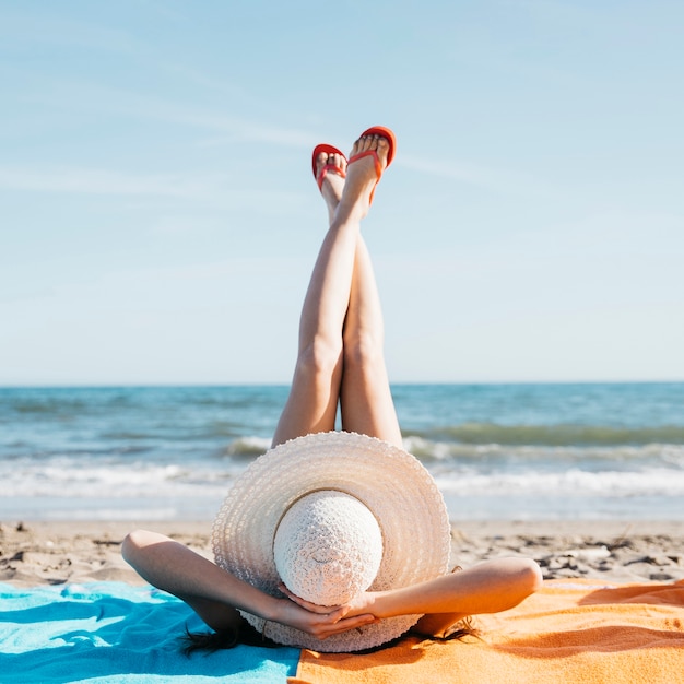 Zdjęcie nogi kobiety na plaży