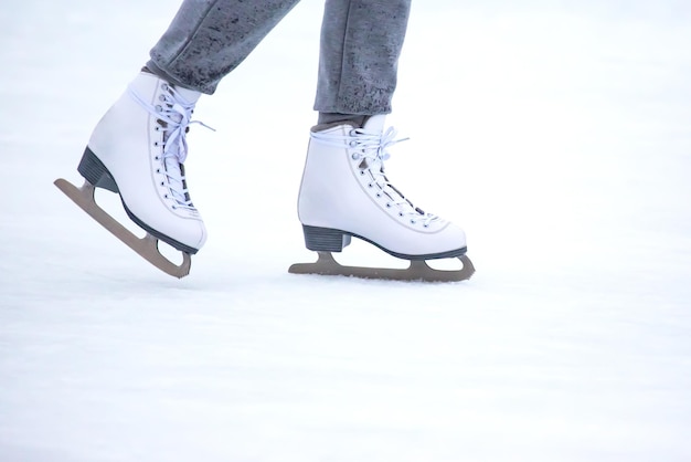 Zdjęcie nogi łyżwiarza na lodowisku hobby i sporty zimowe