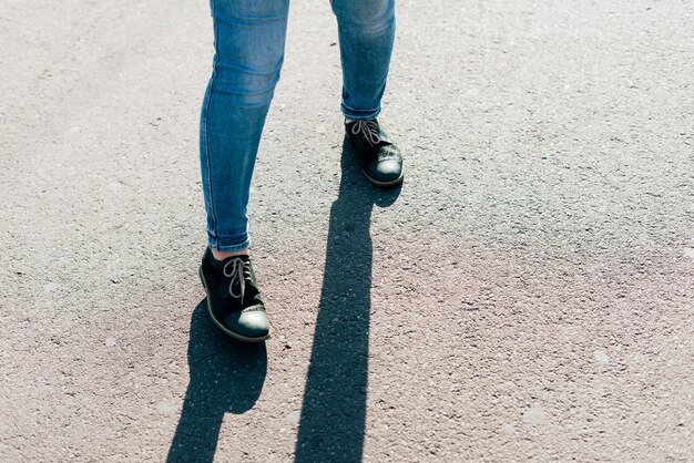 Nogi Młodej Kobiety W Dżinsach, Chodzenie Po Drodze