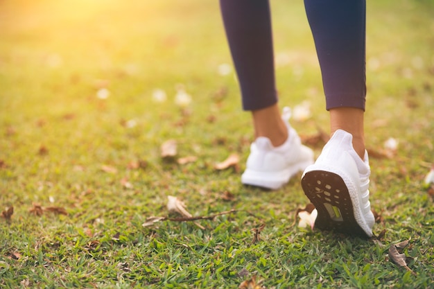 nogi młodych fitness kobieta wycieczkowicz na szlaku leśnym.