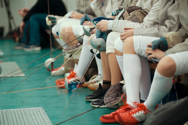 Zdjęcie nogi młodych uczestników zawodów szermierczych