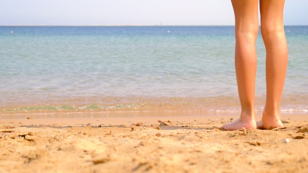 Nogi z bliska na piasku plaży?