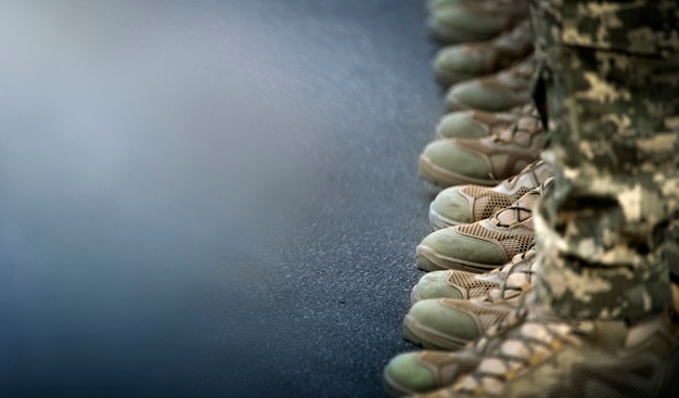 Nogi żołnierzy ubrane są w botki i spodnie moro.