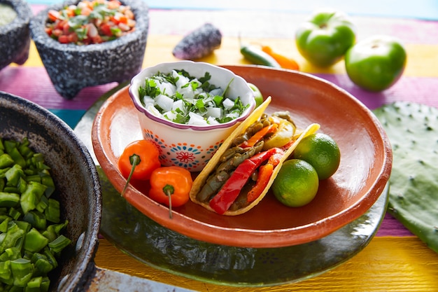 Zdjęcie nopal taco meksykańskie jedzenie z papryka chili