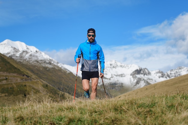 Nordic walking w górach młody człowiek