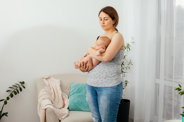 Normalna sytuacja, w której matka jest zmęczona wychowaniem dziecka