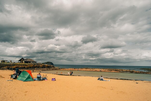 North Berwick East Lothian Szkocja Wielka Brytania lipiec 2023 Turyści na plaży w słoneczne popołudnie